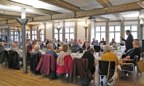 Die Helfer der Suppenküche beim Kaffee im Ratssaal.