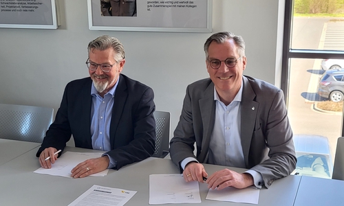 Vertragsunterzeichnung durch Hans-Joachim Polk (links), Mitglied des Vorstands für Infrastruktur und Technik der VNG AG sowie des ARs der ONTRAS Gastransporte GmbH und Gunnar Groebler, Vorstandsvorsitzender der Salzgitter AG.