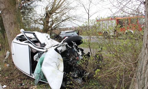 Der weiße Mazda wurde besonders schwer beschädigt bei dem Unfall.