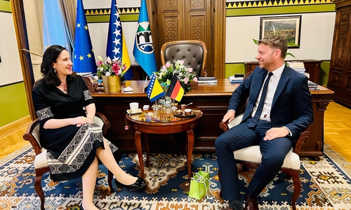 Benjamina Karić, Bürgermeisterin Sarajevos, und Oberbürgermeister Dennis Weilmann sprachen über die Städtefreundschaft und das Vertiefen der Zusammenarbeit in den Bereichen Kultur und Bildung.