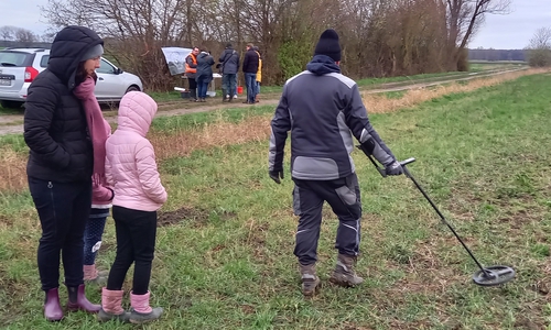 Auch der Metalldetektor kam zum Einsatz.