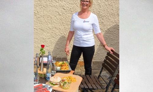 Auch Anja Höltje freut sich, dass es am Montag wieder losgeht im Solferino Nummer 7 am Exer.