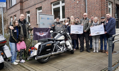 Bei der Spendenübergabe vor dem Hospizverein.