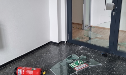 Eine zerstörte Brandschutztür im Bürgerzentrum in Vechelde.