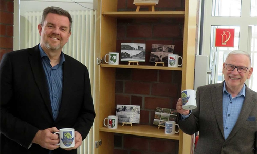 Bürgermeister Andreas Busch (links) und Heimatpfleger Wilhelm Knigge vor der Vitrine im Obergeschoss des Rathauses.