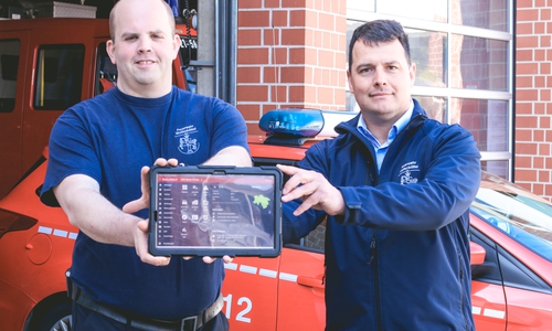 Stellvertretender Ortsbrandmeister Christian Lüdecke (links) und Ortsbrandmeister Sven Dost freuen sich über das neue Einsatztablet.