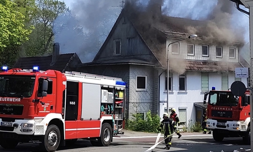 Rauchschwaden drangen aus dem Wohngebäude.
