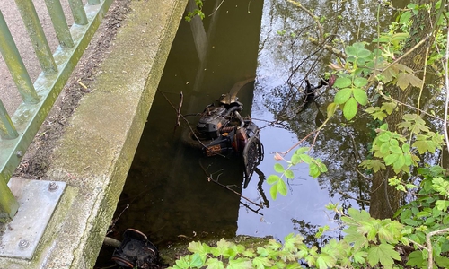 Der Motorroller war ins Wasser geworfen worden.