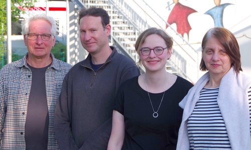 Fraktionsmitglieder der Grünen vor der Grundschule Sickte, in der zukünftig die Nachmittagsbetreuung von bis zu 20 Grundschulkindern stattfinden wird: Holger Barkhau, Jan Lürken, Jantje Letas und Maren Battenberg (v. li.).