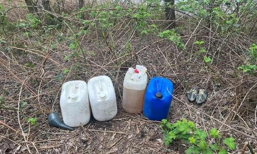  Bei Stederdorf wurden mehrere Öl- oder Benzinkanister abgeladen.