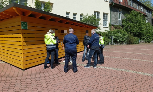Kontrollsituation am Bahnhof.