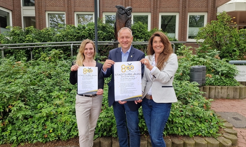 Präsentieren das Programm zum Jubiläum "800 Jahre Peine": Marina Scharenberg, Eventmanagerin Peine Marketing, Bürgermeister Klaus Saemann und Anja Barlen-Herbig, Geschäftsführerin Peine Marketing (v. li.).
