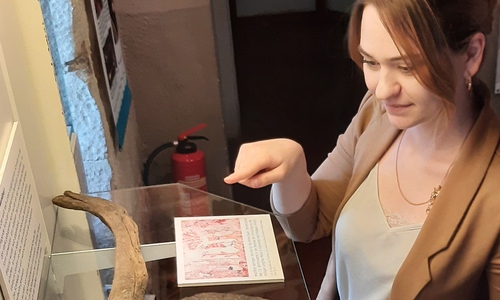 Die Archäologie-Studentin Melina Raschke bei der Gestaltung der Vitrine im Historischen Museum Schloss Gifhorn.