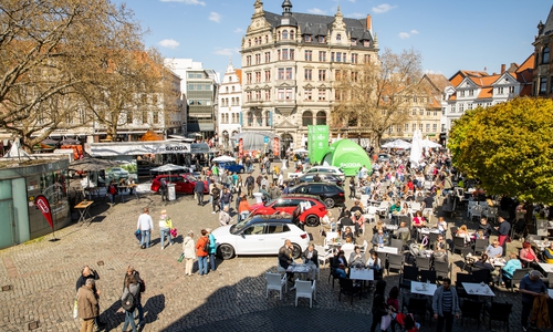 Auf dem Kohlmarkt können Besucherinnen und Besucher nicht nur neueste Fahrzeugmodelle besichtigen, sondern auch ein unterhaltsames Bühnenprogramm auf der Škoda-Bühne verfolgen.