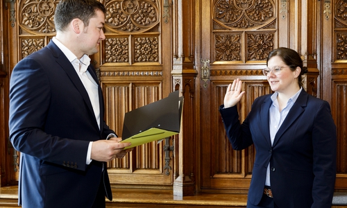 OB Dr. Thorsten Kornblum vereidigt die neue Sozialdezernentin Dr. Christina Rentzsch.