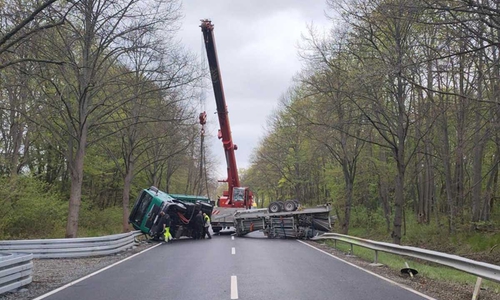 Der LKW blockierte die B6 in voller Breite. Ein Schwerlastkran kam zum Einsatz.