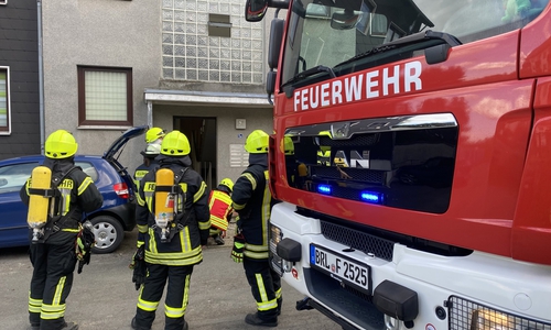 Die Feuerwehr vor dem betroffenen Haus.