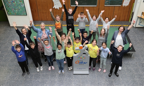 Große Freude in Westhagen: Julia Moldenhauer (rechts) vom Organisationsteam der Volksbank BraWo Stiftung übergab stellvertretend für Claudia Kayser, Direktionsleiterin Wolfsburg der Volksbank BraWo und Botschafterin von United Kids Foundations, den großen Sport-Oskar-Pokal an die Bunte Grundschule Westhagen im Beisein von Sportlehrerin Tanja Bathis und Schulleiterin Tanja Moormann (v. li.). 