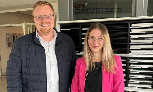 Samtgemeindebürgermeister Henning Evers freut sich über die Unterstützung von Lisa Clausing.