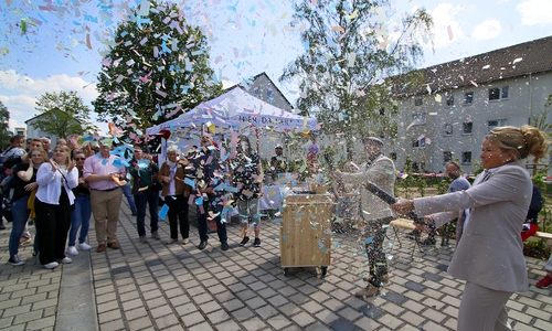 Mit Konfetti-Kanone: Goslars Oberbürgermeisterin Urte Schwerdtner eröffnet den Mehrgenerationen-Park in Jürgenohl. An der Bromberger Straße gelegen, heißt er künftig „Brommi-Park“.