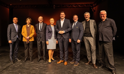 Tobias Henkel, Vorstandsvorsitzender der Evangelischen Stiftung Neuerkerode, CJD-Gesamtleiterin Heike Antvogel, Richard Borek sen. und Erika Borek, Oberbürgermeister Thorsten Kornblum, Christoph Borek, Architekt Stefan Drees und Martin von Hoyningen Huene vom Lot-Theater (v. li.). 