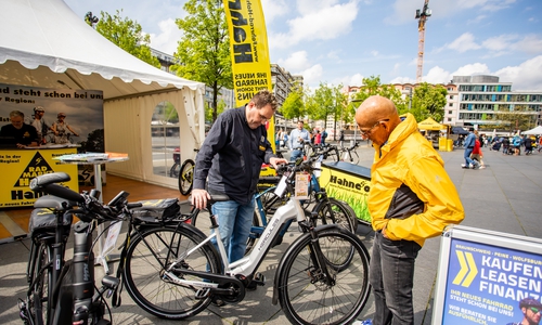 Auf dem Schlossplatz informierten Fahrradhändler zum Start der Fahrradsaison über neueste Fahrradmodelle. 