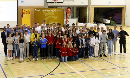 Die geehrten Sportlerinnen und Sportler des Jahres 2022 posieren für ein Gruppenbild.