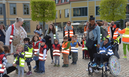 Die Gruppen aus den Kinder-Einrichtungen der Lebenshilfe formierten sich auf dem Schlossplatz zum Umzug.
