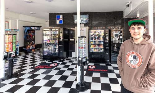 Yurtseven zeigt sein Geschäft: An Automaten können sich die Kunden im Mr. Dee's selbst bedienen.