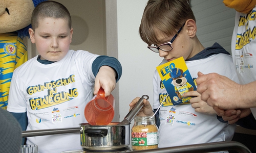Die Kinder lernen die Grundlagen einer gesunden Ernährung und die ersten Handgriffe in der Küche.