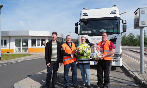 Der LKW mit der Jubiläumstonnage wird eingewogen. Ralf Meyer, Technischer Geschäftsführer der TRV, Andreas Woigk, Abfallwirtschaftsbetrieb Landkreis Uelzen, und Susannen Zander, EEW Kommunalvertrieb, übergeben einen Präsentkorb an den Fahrer der Firma Middelbeck.   