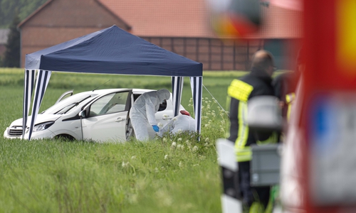 Die Ermittler untersuchen das Fahrzeug des verunfallten Mannes.