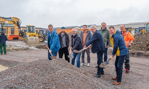 Spatenstich für die Skaterbahn in Cremlingen mit Detlef Kaatz (Bürgermeister Gemeinde Cremlingen), David Windisch (Kickflip e.V.), Jens Drake (Ortsbürgermeister Cremlingen), Jan Lürken (Kickflip 10 e.V.), Michael Schwarze (CDU Fraktion Gemeinderat), Planer Rainer Brokhof, Peter Abramowski (SPD- Fraktion Gemeinderat) und Fachbereichsleiter Thomas Schaaf (v. li.).