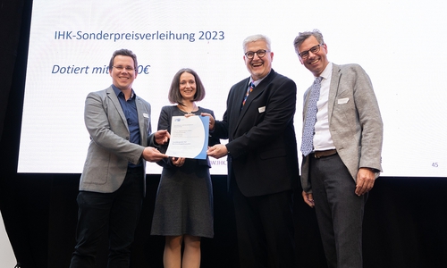 Über den Sonderpreis der IHK freuen sich (von links nach rechts): Benjamin Gloger, Dr. Shanna Schönhals, Dr. Siegfried Hackel (alle PTB) sowie IHK-Präsident Tobias Hoffmann.