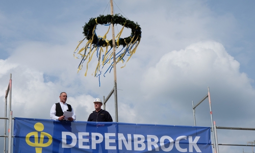 Am Neubau des Schulzentrums „Goldene Aue“ wurde heute Richtfest gefeiert.