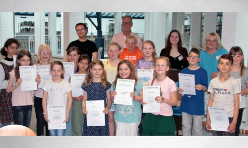 Die Gewinnerin des Stadtentscheides Jule Galinat (erste Reihe Mitte) freut sich ebenso wie die anderen Kindern über die Teilnahme und den Erfolg beim Vorlesewettbewerb.