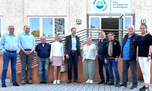 In der Bildmitte Stadtrat Michael Tacke und Landtagsabgeordnete Eva Viehoff. Von links Algird Dikschat, Patrick Kolzuniak, Ortheimatpfleger Thomas Löser, Stellv. Fachdienstleiterin Indra Bogdan und von rechts Jana Göhe, Ortsheimatpfleger Holger Rogge, Wolfgang Rosenthal und Ratsherr Ralf Albert.