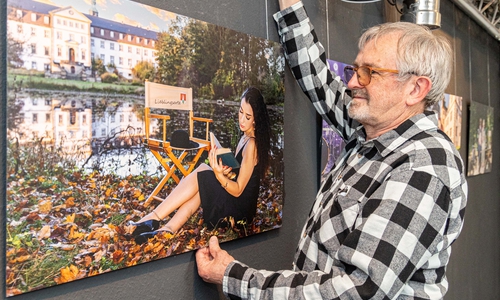 „Passt alles?“ Fotojournalist Rudolf Karliczek beim Aufhängen seiner Bilder in der Begegnungsstätte „Brücke“ des Fredenberg Forums. Die Werke sind noch bis 6. Juli dort ausgestellt.