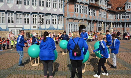 Die Trommelgruppe der Lebenshilfe-Werkstatt bei ihrem Auftritt vor dem Rathaus.