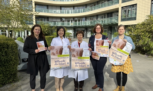 Präsentieren die Plakate und das Programm zur Weltgeburtswoche (von links): Katharina Varga, Dr. Mignon-Denise Keyver-Paik, Prof. Jacqueline Bauer sowie Dörthe Seidenthal-Klemt und Birte Neitzel aus dem Jugendbereich.