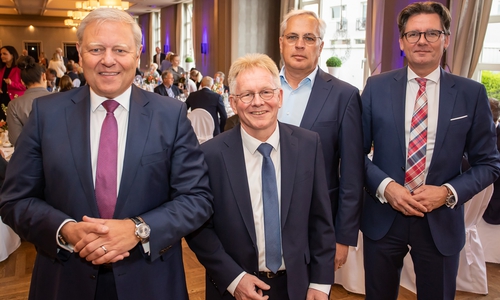Jürgen Brinkmann (Vorstandsvorsitzender), Torsten-Armin Kietzmann (Aufsichtsratsvorsitzender) und Mark Uhde (Vorstandsmitglied) verabschieden Ralf Schierenböken (2. v. li.) im Beisein von rund 130 Gästen im Peiner Hotel und Restaurant Schönau in den wohlverdienten Ruhestand.