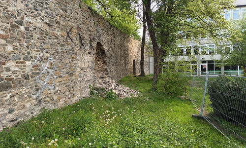 Die historische Stadtmauer entlang des Grundstückes des Goslarer Ratsgymnasiums muss repariert werden. Seit Schadenseintritt ist die Stelle mit Bauzäunen gesichert.