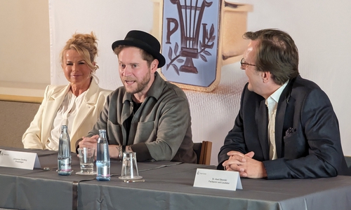 Johannes Oerding mit Oberbürgermeisterin Urte Schwerdtner (li.) und Laudator Dr. Axel Sikorski (re.) während der Pressekonferenz.