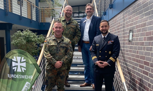 Büroleiter Patrick Wohlmacher (hinten li.) und Karriereberater Stephan Zielinski (vorne li.) beraten ab sofort auch vor Ort in Wolfenbüttel über Karrieremöglichkeiten bei der Bundeswehr. Zur Eröffnung dabei waren Presseoffizier Kapitänleutnant Enzo Paolicelli und Jobcenter Geschäftsführer Thomas Vogel (hinten re.).