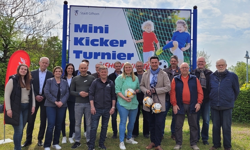 vordere Reihe (v.l.): Fr. Koch (Egger), Fr. Oldenburg (Egger), Hr. Kleinschmidt (11Teamsports), Fr. Hoffmann (Stadt Gifhorn), Bürgermeister Matthias Nerlich, Hr. Wolters (NFV-Kreis Gifhorn), Hr. Ebeling (NFV-Kreis Gifhorn); hintere Reihe (v.l.): Hr. Buhmann (AOK), Fr. Krenz (BraWo McArena), Hr. Breva (Stadt Gifhorn), Hr. Czarnetzki (SV GF Breitensport), Hr. Holicki (Elektro-Ohlhoff), Hr. Prause (Holzbau Kuhn), Hr. Möhle (Tischlerei Möhle), Hr. Hoffmann (Moderator), 