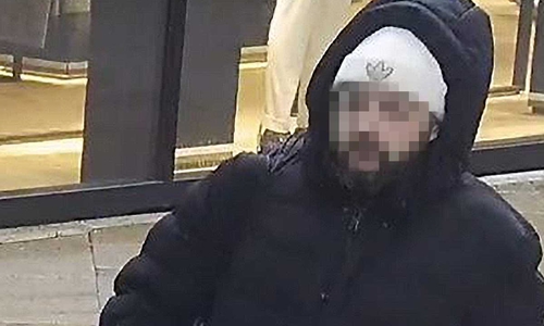 Die Polizei sucht nach diesem Mann (Bild ungepixelt, siehe unten).