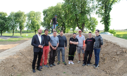 Zu Besuch auf der Bikepark-Baustelle: (v.li.) Bürgermeister Malte Schneider, Christian Nöring vom JFZ, Michael Mechow von der Bürgerstiftung Ostfalen, Kai Engel vom Fachbereich Bauen, Anes Kerknawi (JFZ), Projektleiter Dirk Vollmer von Outdoor & Bike Solutions sowie die drei tatkräftigen Bauhelfer.