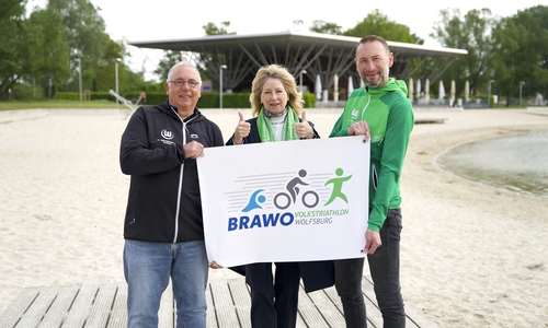 René Schaab (VfL Wolfsburg e.V.), Claudia Kayser (Volksbank eG BraWo) und Stephan Ehlers (VfL Wolfsburg e.V.) (v. li.).