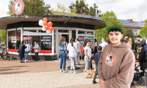 Jungunternehmer Destan Ibrahim Yurtseven freut sich über die erfolgreiche Eröffnung von Mr. Dees.