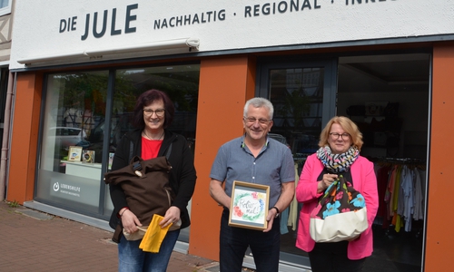 Joachim Kowol vor der Jule, eingerahmt von Anne Brandes (links) und Dagmar König: Am 23. Mai geht es los im Lebenshilfe-Laden.